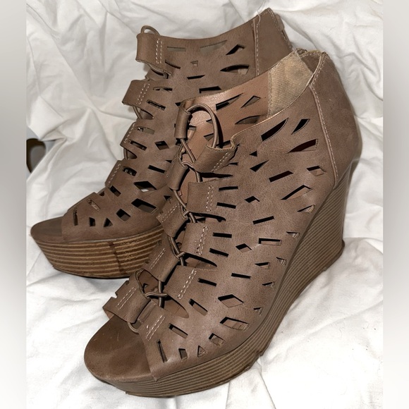 TWO PAIRS OF TAN HEELS 🤎🤎 - Picture 2 of 2